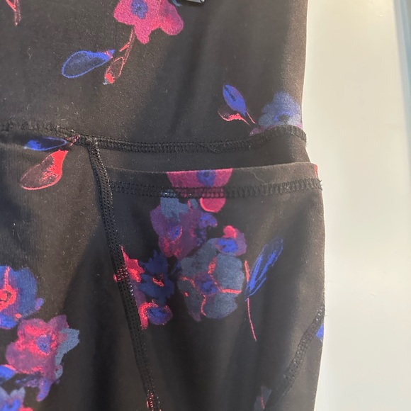 Floral Wicking 7/8 Legging - Picture 6 of 6